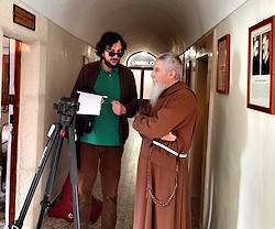 José María Zavala, junto al padre Carlo María Laborde, de los capuchinos de San Giovanni Rotondo, en un momento del rodaje.
