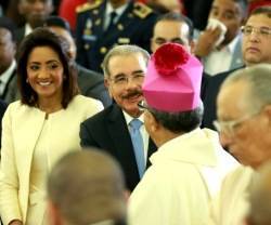 Danilo Medina, presidente de República Dominicana, con un prelado