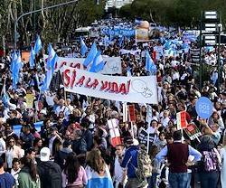 Un momento de la masiva manifestación del pasado sábado en Buenos Aires contra el aborto y por las dos vidas (la madre y el hijo), convocada por comunidades evangélicas de todo el país y apoyada por grupos católicos.