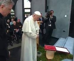 El Papa rezó en la capilla que se encuentra en el lugar de las apariciones en Knock
