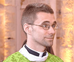 Un ateo no bautizado se convirtió viendo la misa por televisión, hoy es sacerdote misionero