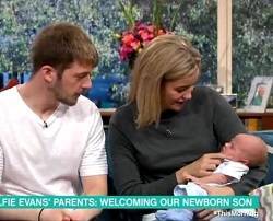 Thomas y Kate Evans, padres de Alfie, participaron en una entrevista donde mostraron al pequeño Thomas