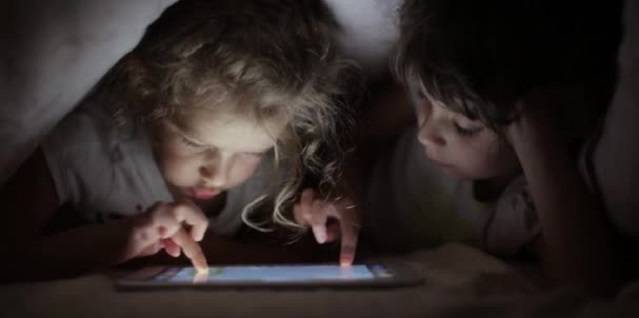 España supera la media europea en adicción a las pantallas: 6 consejos de los pediatras a los padres