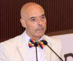 El diputado socialista y activista LGTB Antonio Hurtado promueve la campaña contra los bienes eclesiales