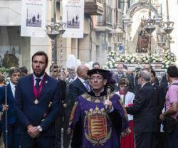 El alcalde socialista Óscar Puente, con medalla, en procesión el 8 de septiembre con la Virgen de San Lorenzo