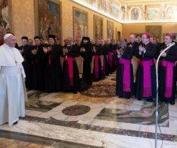 Francisco en su encuentro con 130 obispos nuevos, que están en Roma en un curso de formación para obispos