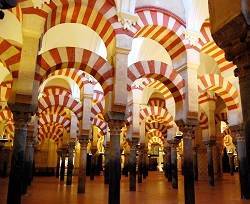 El informe del Ayuntamiento pretende arrebatar la catedral de Córdoba a la Iglesia
