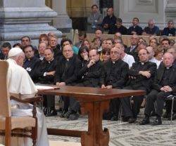 El Papa se ha dirigido a clérigos de la Rota y tribunales canónicos animando a fomentar el acompañamiento matrimonial
