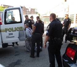 Momento en el que el fraile de los Franciscanos de la Renovación es detenido por la Policía