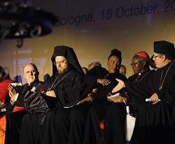 El cardenal Osoro, a la izquierda, durante el acto de clausura en Bolonia / Comunidad de San Egidio