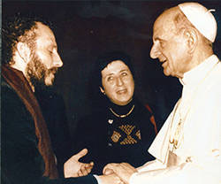 San Pablo VI con los iniciadores del Camino Neocatecumenal: Kiko Argüello y Carmen Hernández