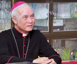 El obispo Dinh Duc Dao pastorea la diócesis con más católicos de Vietnam, llena de dinamismo pese al régimen comunista