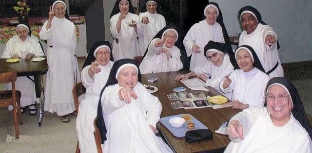 A través de las rejas y armadas con su Rosario estas monjas luchan por la conversión de Hollywood