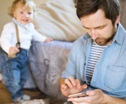 ¿Cómo desenganchar a tu hijo del móvil? El Foro de la Familia da varias pautas y un buen consejo