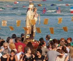 La Virgen del Carmen en la playa de Barcelona... solo un 12 por ciento de barceloneses dicen ser católicos practicantes