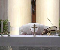 El Papa Francisco celebra misa cotidiana en la capilla de la residencia Santa Marta