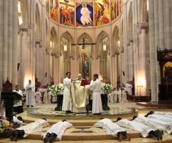 Ordenación de diáconos en la catedral de la Almudena en Madrid - es una de las diócesis más pobladas y activas de España