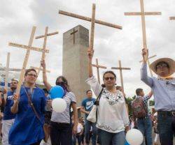 En el Día de los Muertos muchos recordaron a las víctimas de Ortega con cruces ante la catedral