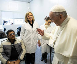 El Papa Francisco en el puesto de salud instalado en el Vatincano
