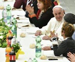 El Papa comió con 1.500 personas en pobreza que atienden las parroquias de Roma