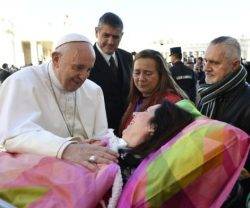 El Papa saluda y bendice a una peregrina enferma en cama que acude a la plaza de San Pedro a la catequesis de los miércoles