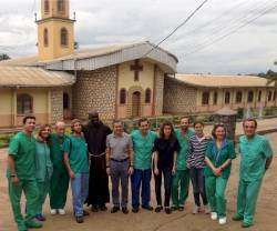 Médicos de la Asociación de Amigos de Bamenda en Camerún... pero con la violencia las Siervas de María necesitan una ambulancia médica con urgencia