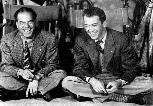 Frank Capra, en la pausa de un rodaje junto con James Stewart, el actor que, junto con Gary Cooper, mejor encarnó los principios que el director quiso transmitir con su cine.