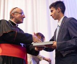 El cardenal Sturla, de Uruguay, entregando los diplomas de liderazgo católico y Doctrina Social de la Iglesia