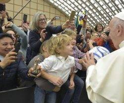 El Papa aprovecha las catequesis para saludar a los peregrinos, familias y niños