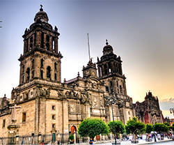 Fachada de la Catedral de México, con el Sagrario Metropolitano a la derecha