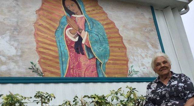 «Tendrían que matarme»: la batalla de una anciana para mantener su pintura de la Virgen de Guadalupe