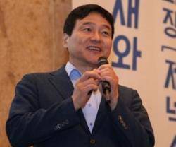 Sung Young-chul es un científico coreano famoso y con dinero, que ahora dona 8 millones de euros a la Universidad Católica para que haga bioética