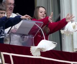 Imagen habitual del Papa el 1 de enero y en otros días, cuando libera palomas, signo bíblico de la paz