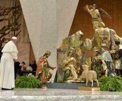 El Papa Francisco en oración silenciosa ante el pesebre del Aula Pablo VI... él propone ese silencio orante para una Navidad no mundanizada