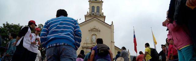 Los chilenos se han enfadado con la Iglesia, pero no con Dios: sólo un 12% dice que no cree en Él