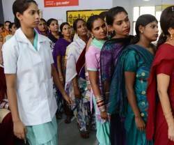Embarazadas en Amritsar, en la India, esperan para un control sanitario