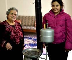 Gasolina para pasar el frío invierno sirio: «Un mortero, se cayó el techo, gracias por ayudarnos»