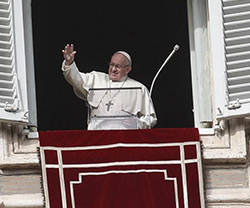 El Papa Francisco, en el Ángelus: «Navidad es acoger y vivir el dinamismo de la fe y de la caridad»