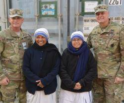 Misioneras de la Caridad con dos militares de EEUU en Agfanistán... la única parroquia católica del país está en la Embajada italiana