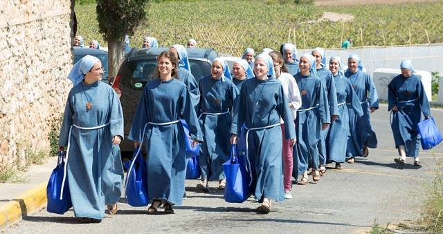 85 monjas de Iesu Communio ya están en Godella: reciben peregrinos y venden dulces en su tienda