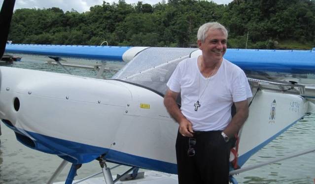 El  «obispo volador» que con su avioneta recorre más de 300 islas para llegar a sus 14.000 católicos