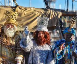 Los Reyes Magos saludan al llegar a Barcelona por mar - las cabalgatas más espectaculares juntan multitudes que pueden agobiar a los niños