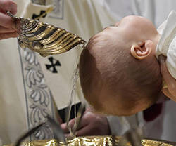 El Papa bautiza a 27 bebés y recuerda a los padres que «la fe se transmite en casa»