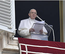 El Papa pide en el Ángelus «mantener vivo el recuerdo del bautismo», «raíz de nuestra vida en Dios»