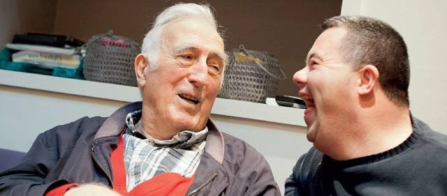 «El sacramento de la ternura»: la impresionante obra de Jean Vanier y El Arca con los discapacitados