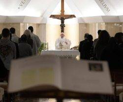 El Papa suele predicar en sus misas matutinas en Santa Marta sobre la necesidad de evitar la ideología y escuchar al Espíritu Santo