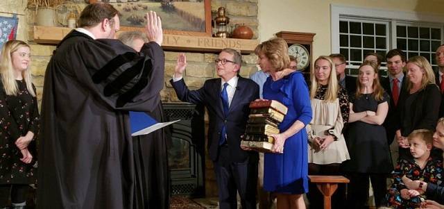 El católico Mike Dewine juró ante 9 Biblias como nuevo gobernador de Ohio: su gesto tenía un sentido