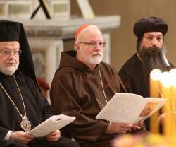 El Cardenal O Malley entre un obispo ortodoxo y uno copto... la unidad puede requerir un milagro, pero los cristianos rezan porque creen que Dios puede hacerlo