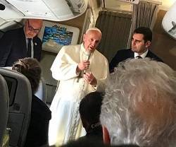 El Papa Francisco charló durante unos minutos con los periodistas que le acompañan en el vuelo a Panamá