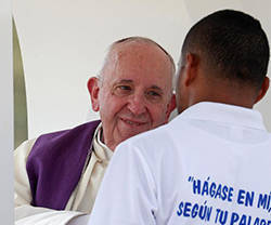 El Papa Francisco confiesa a un joven en el penar de  Pacora